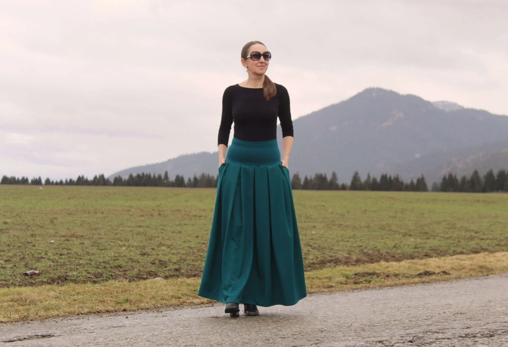 Dlhá petrolejová skladaná sukňa