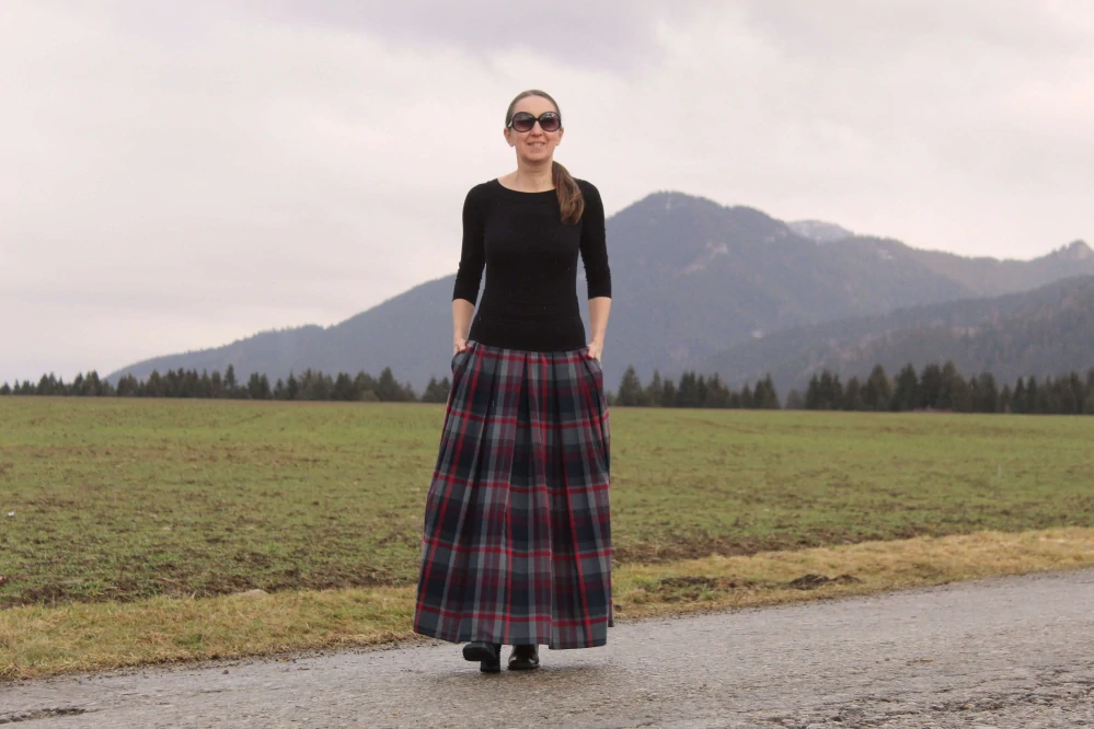 Tmavošedá skladaná károvaná sukňa