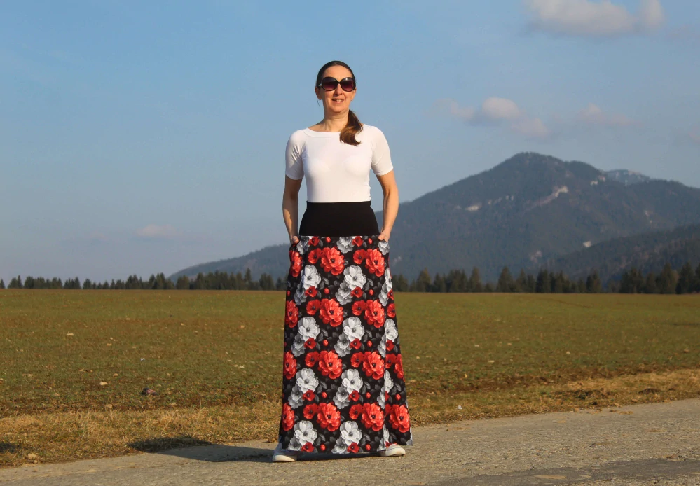Dlhá čierna áčková sukňa s červenými a bielymi kvetmi