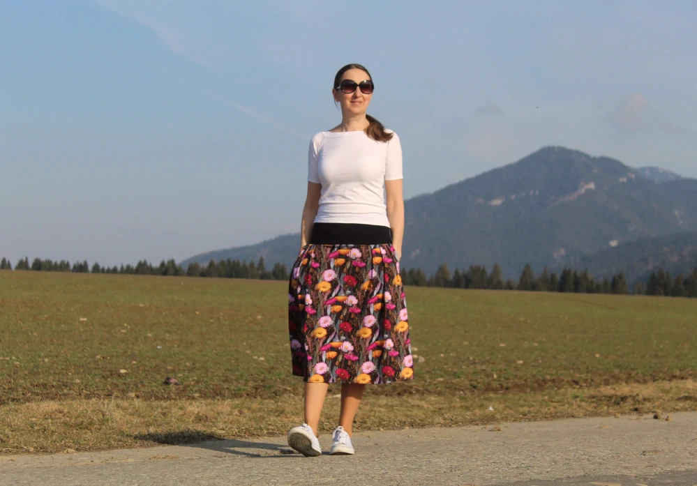 Trojštvrťová čierna úpletová sukňa s farebnými kvetmi