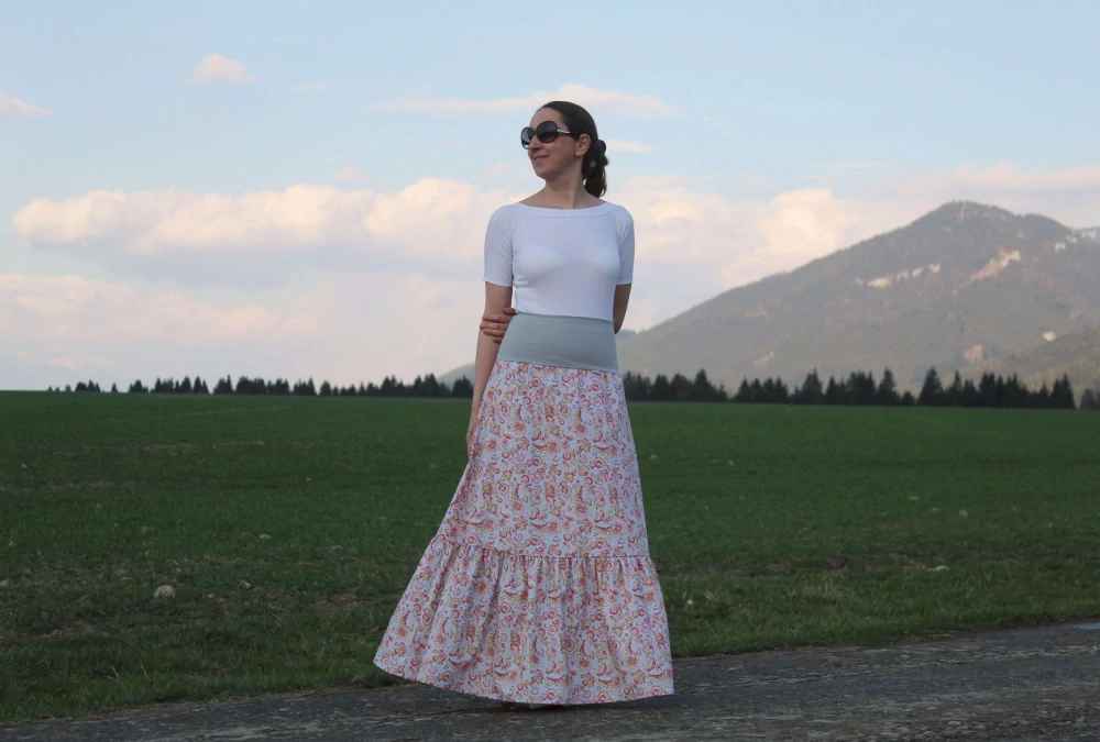 Dlhá bavlnená svetlošedá volánová sukňa s paisley vzorom