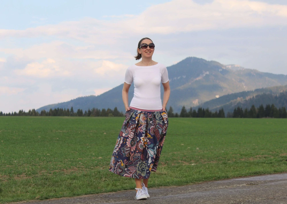 Trojštvrťová modrá bavlnená skladaná sukňa s kvetinovým vzorom