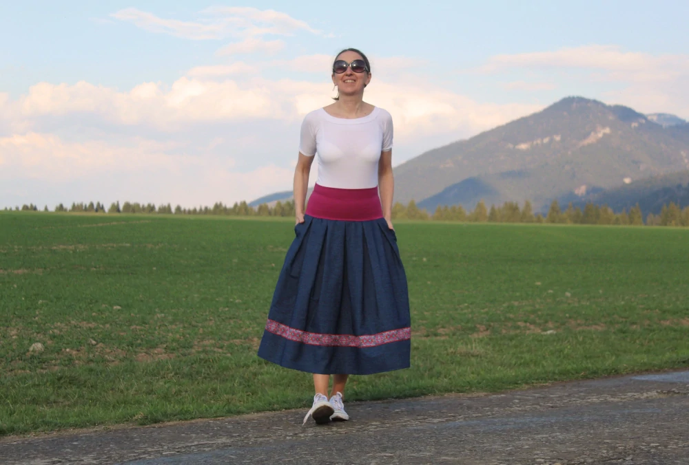 Trojštvrťová skladaná sukňa z bavlnenej rifľoviny so stuhou