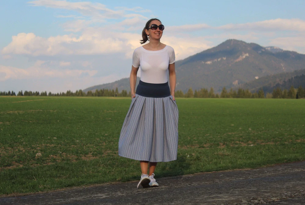 Trojštvrťová modrá prúžkovaná sukňa z kostýmovky 