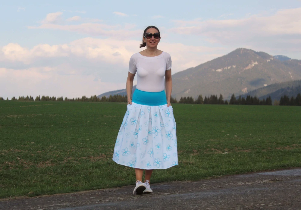 Trojštvrťová sukňa s kvetinovým vzorom – bielo-tyrkysová veľ.M