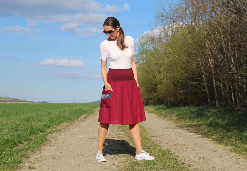 Krátka ľanová sukňa s ozdobnými vreckami – vínová