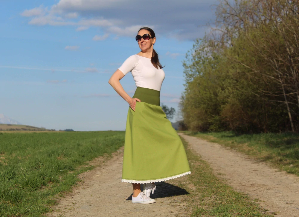 Dlhá áčková sukňa zo zmesového ľanu – svetlozelená s výšivkou a madeirou