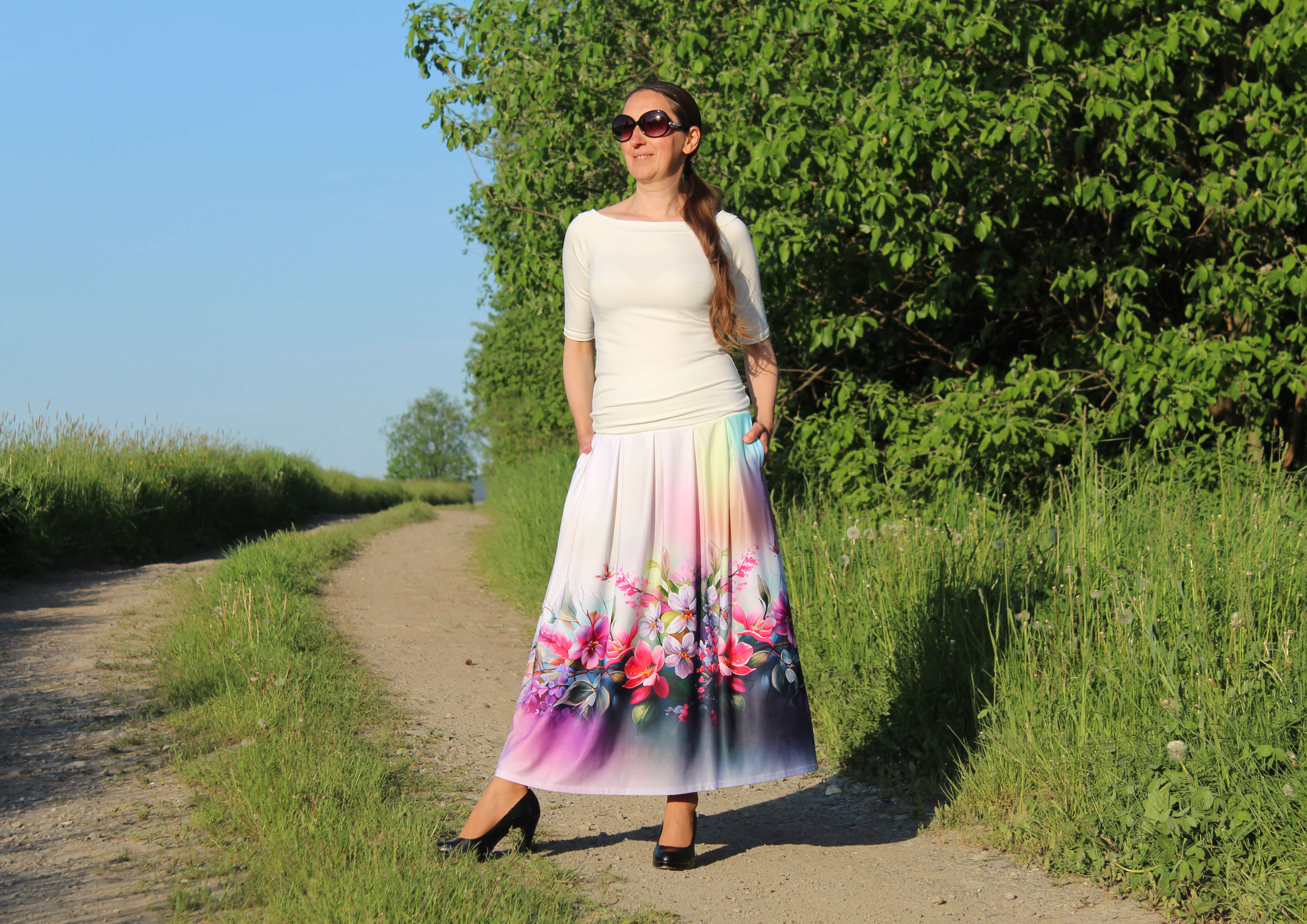 Úpletová sukňa svetlá s kvetinami