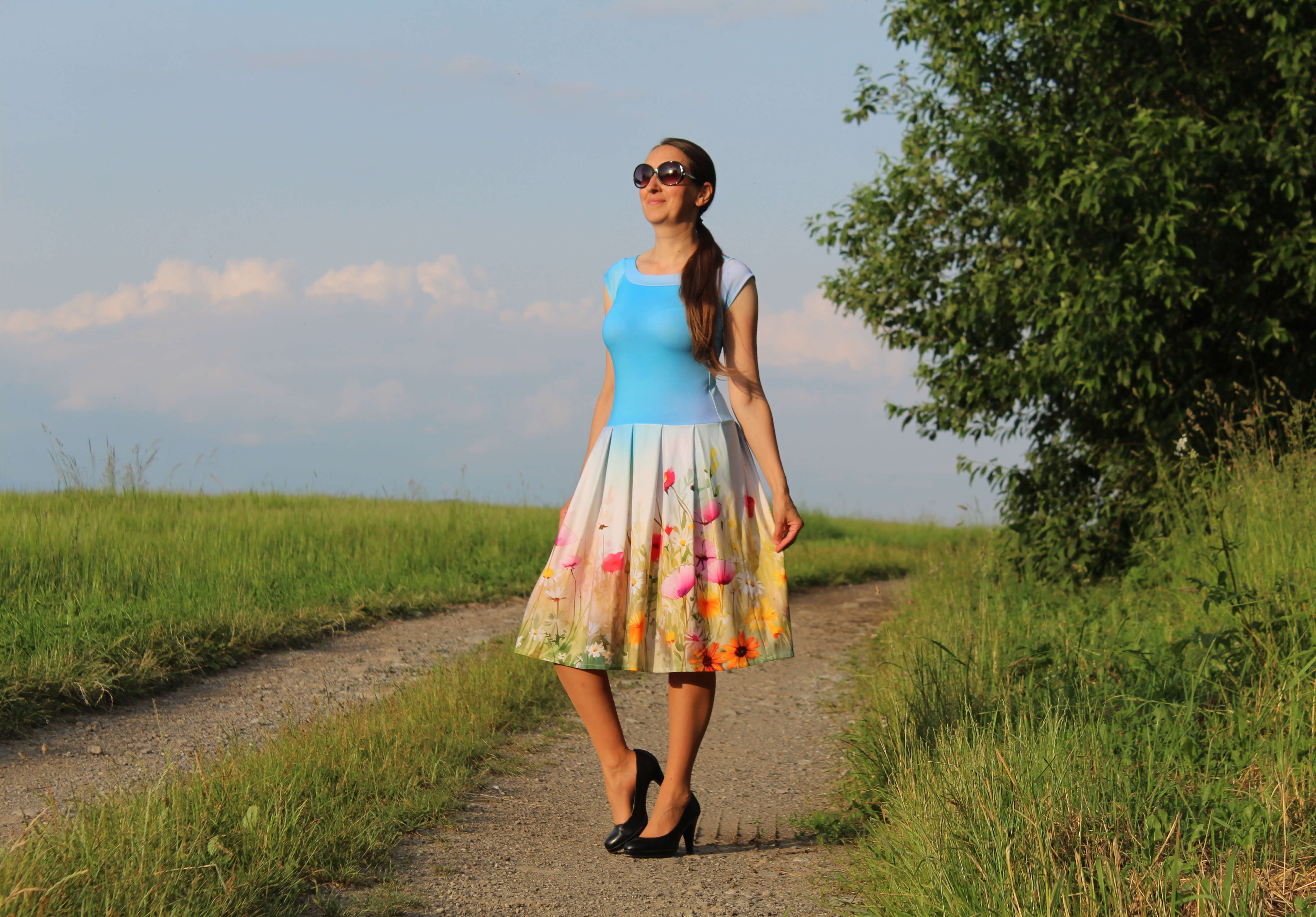 Úpletové šaty modré s kvetinami