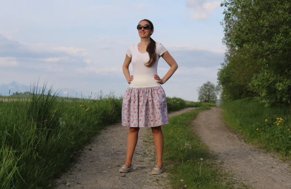 Bavlnená riasená sukňa šedá s ružami