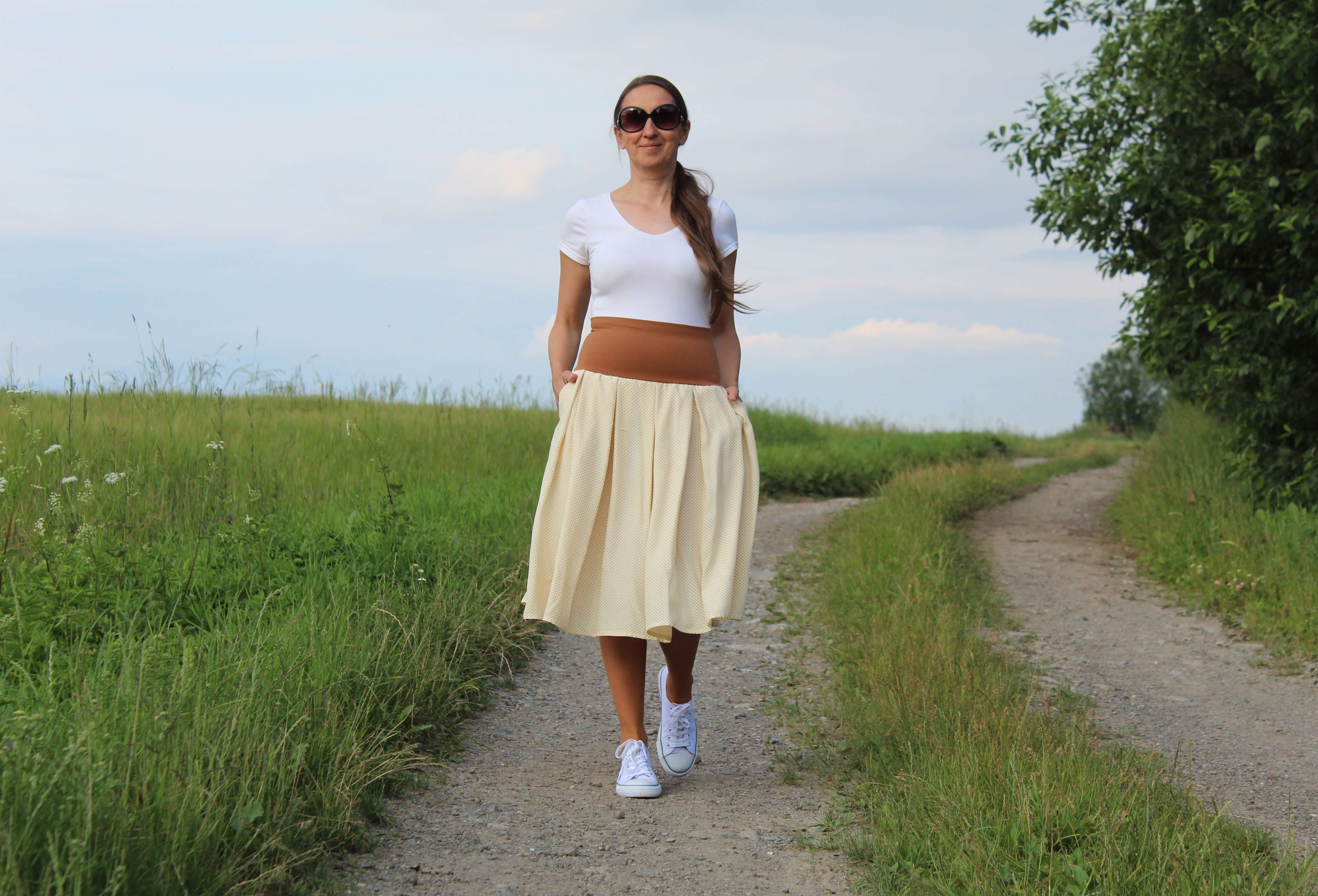 Viskózová sukňa krémová bodkovaná