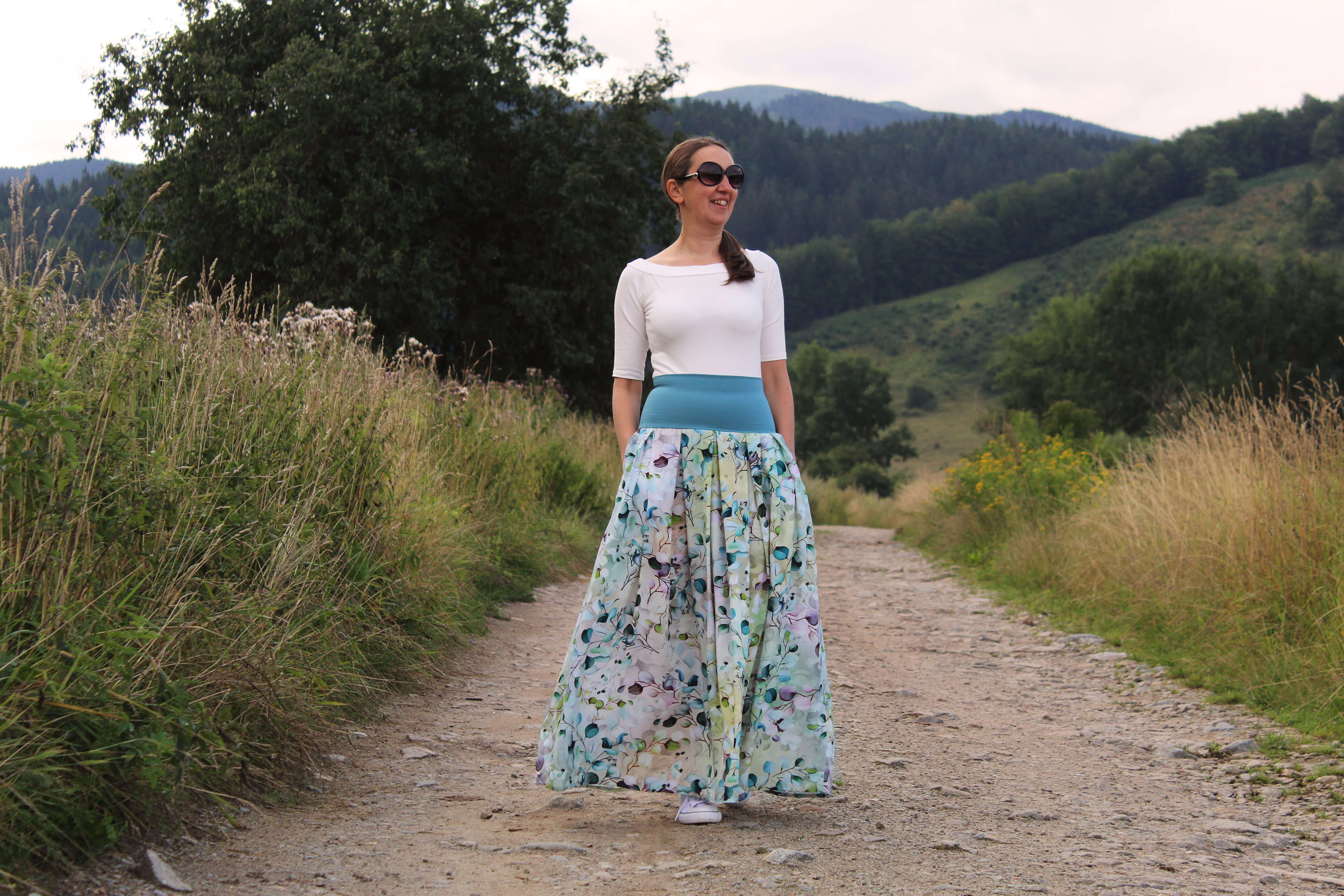 Viskózová sukňa mentolová so stromami