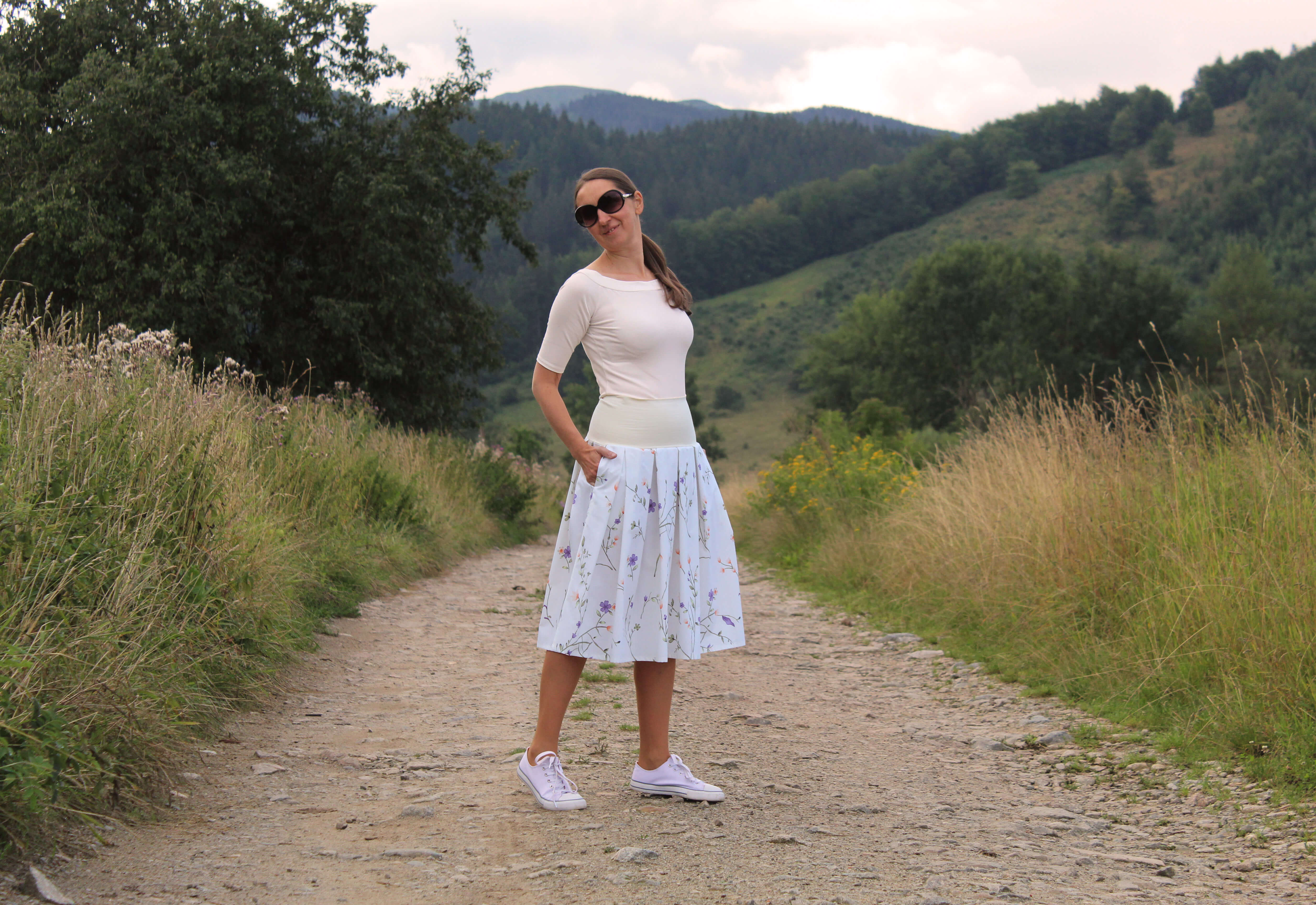 Bavlnená skladaná sukňa oranžovo-fialové kvietky