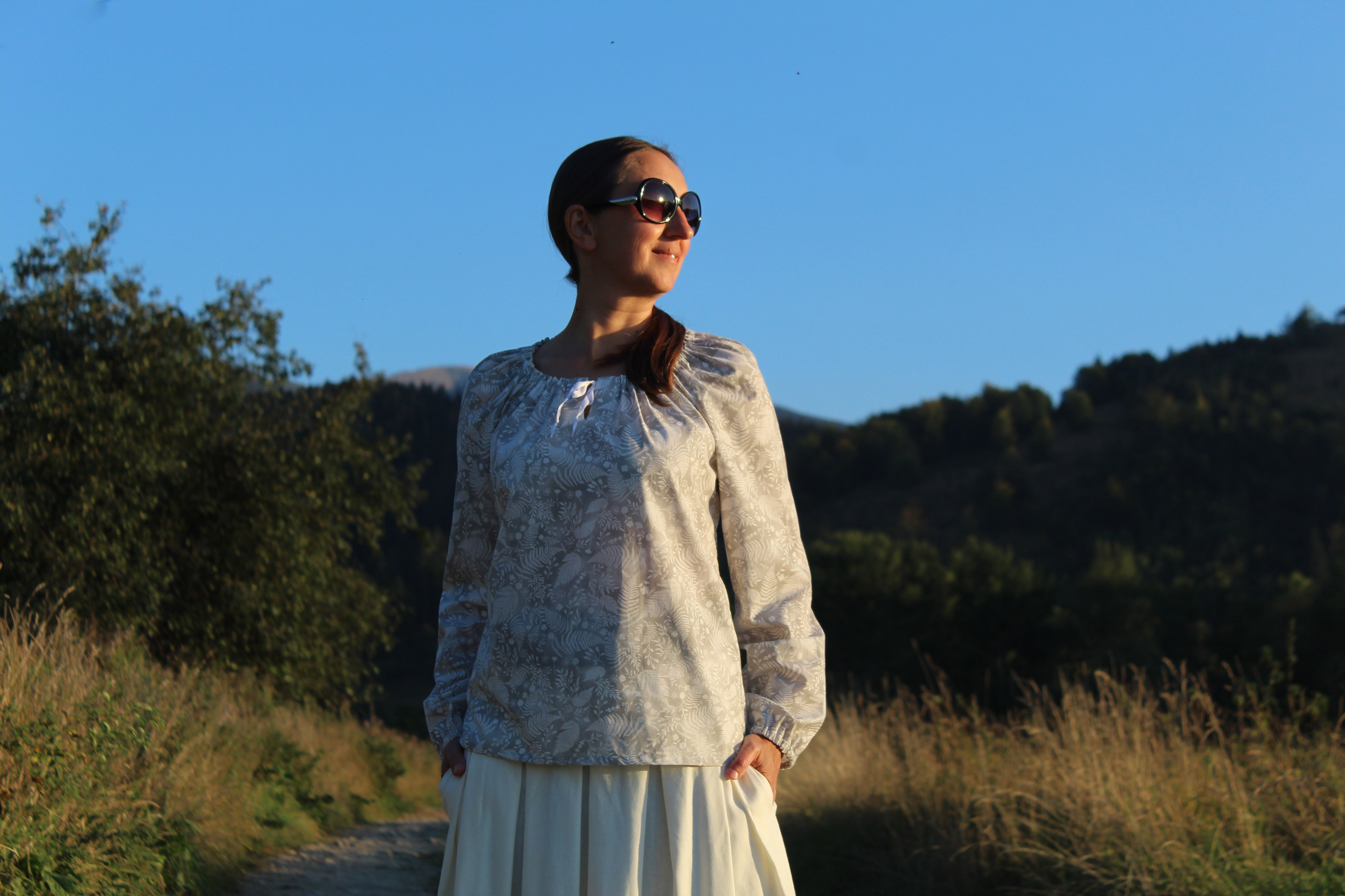 Blúzka svetlošedá s bielymi lístkami