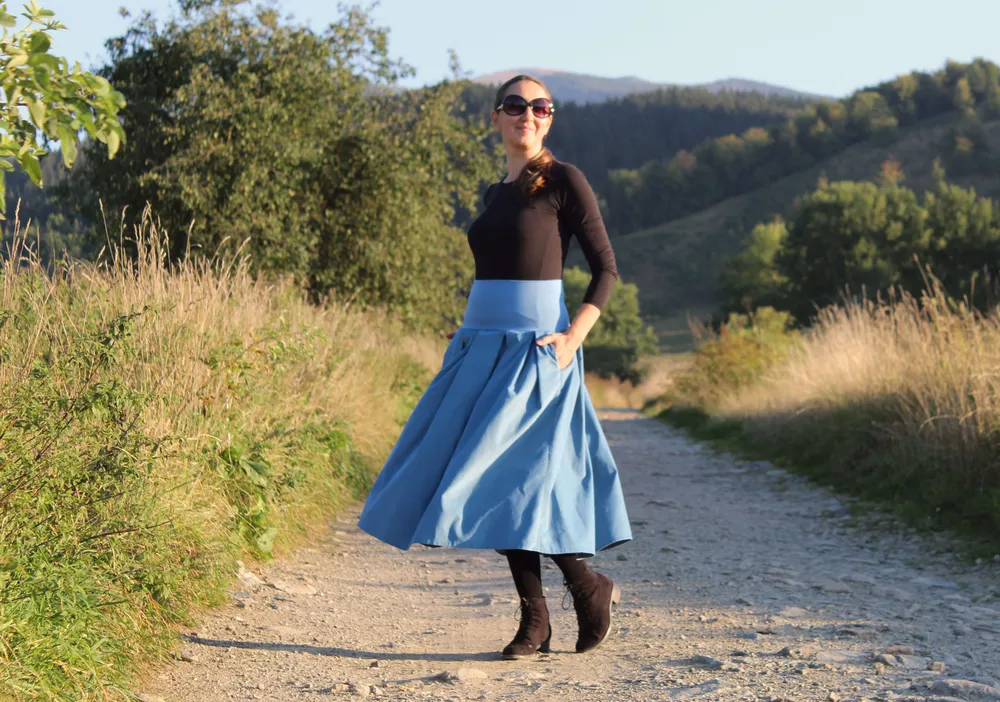 Modrá skladaná sukňa