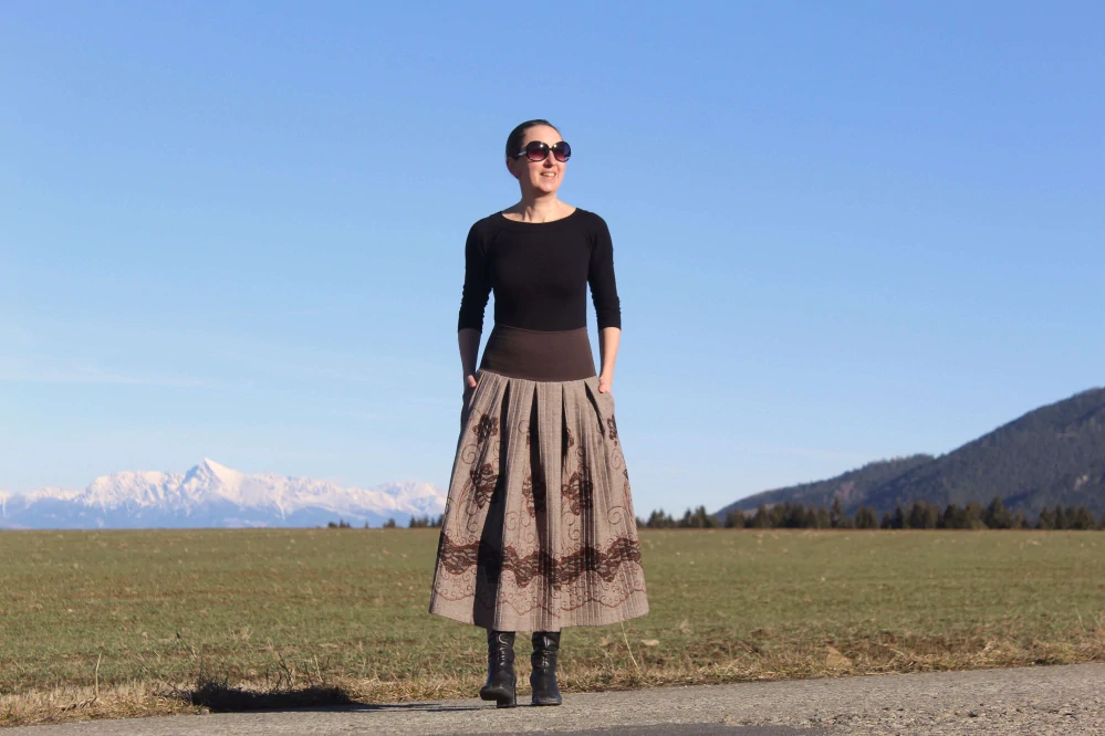 Trojštvrťová hnedá sukňa s bordúrou