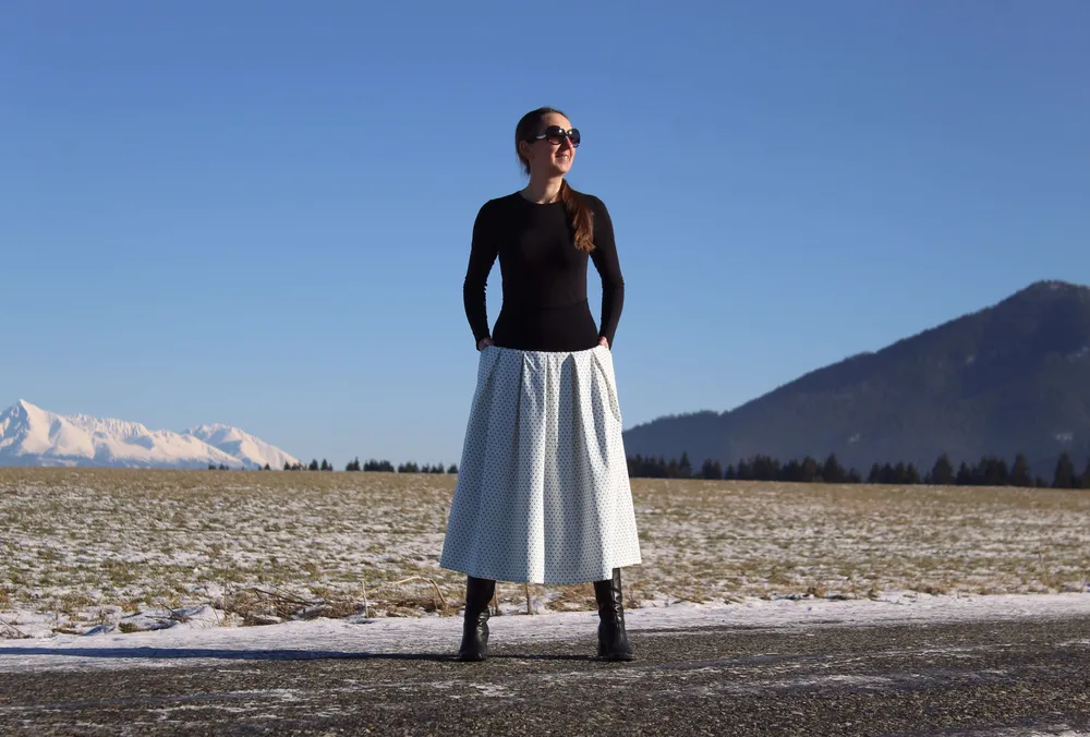 Čierno-biela bodkovaná sukňa