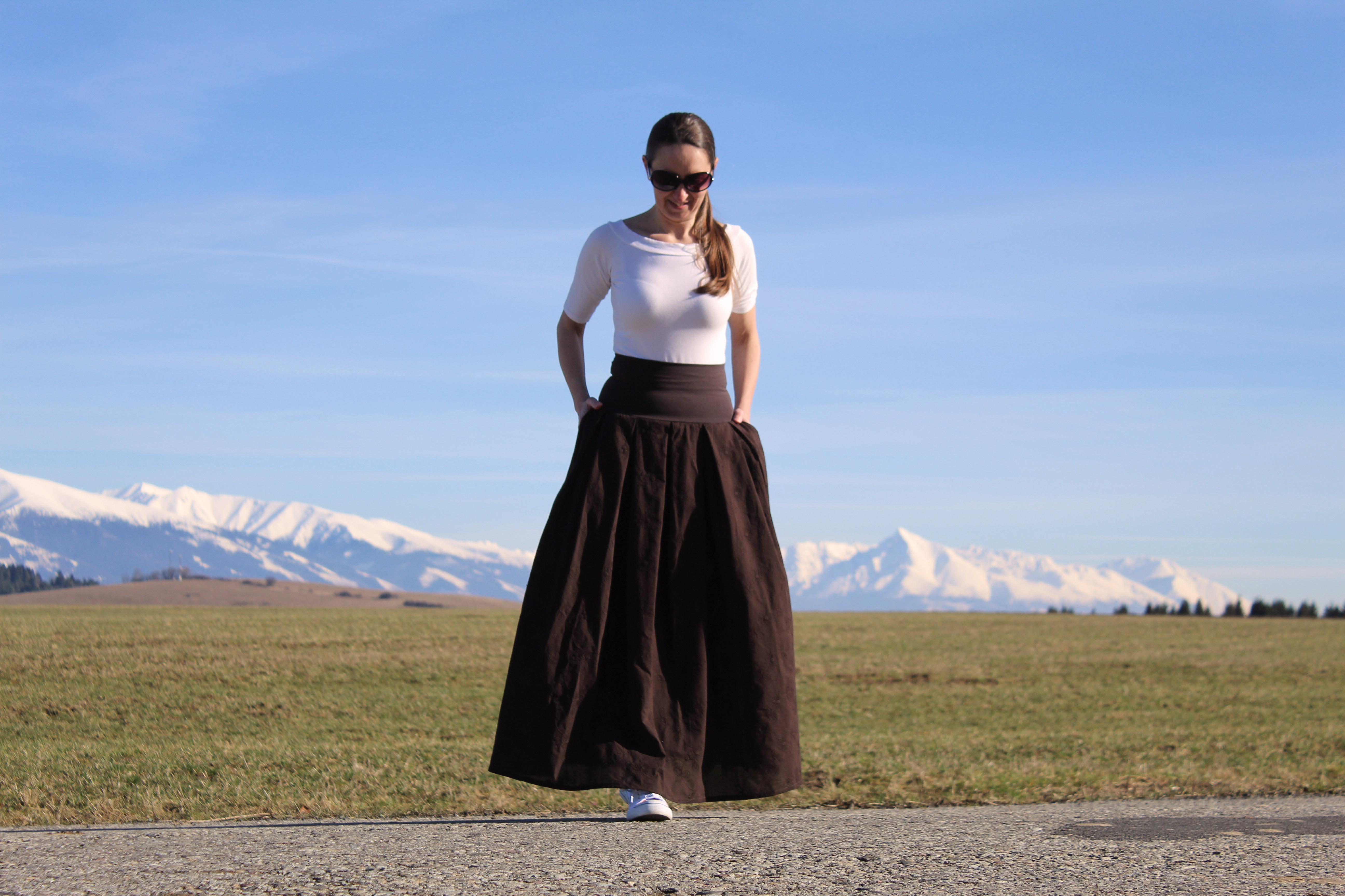 Bavlnená hnedá sukňa s vyšívanými kvetmi 