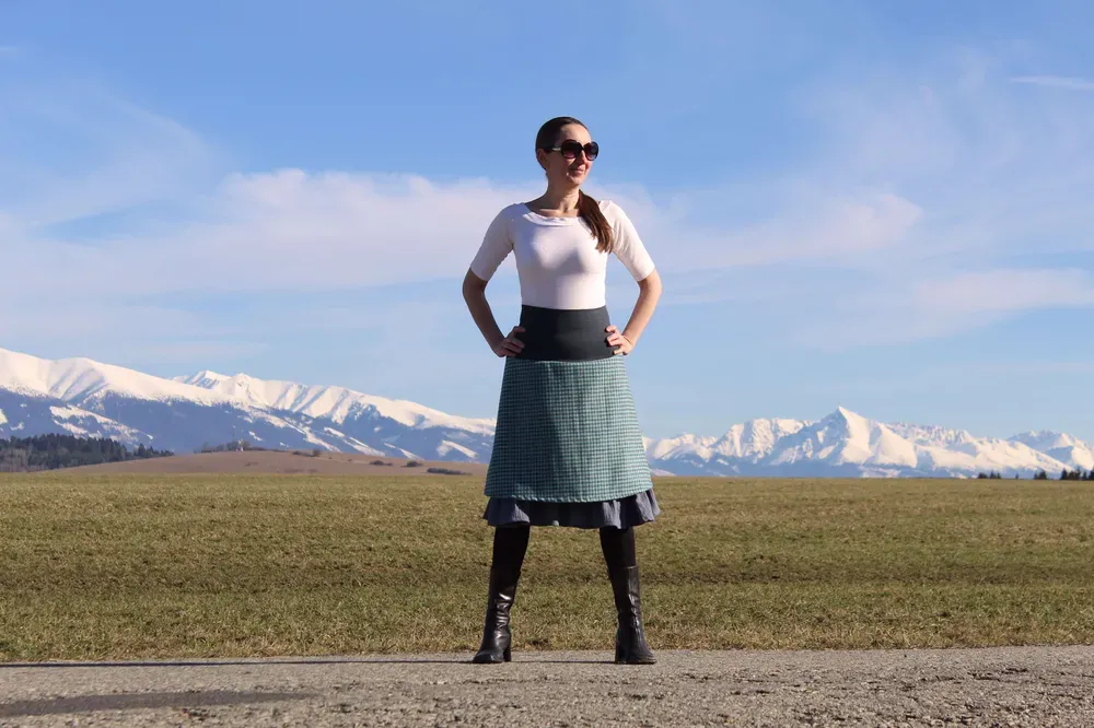 Krátka tyrkysovo-šedá dvojvrstvová sukňa