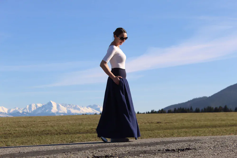 Mušelínová skladaná sukňa tmavomodrá