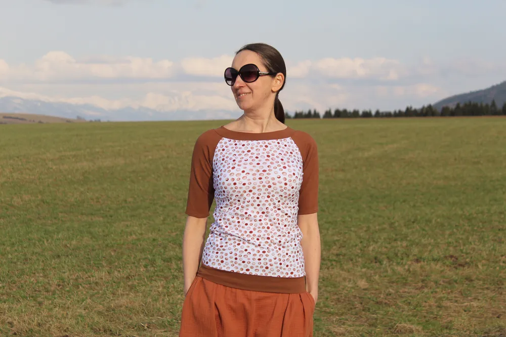 Tričko hnedé s bodkami