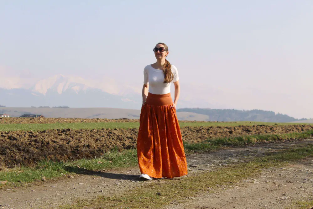 Mušelínová skladaná sukňa škoricová s kvetmi