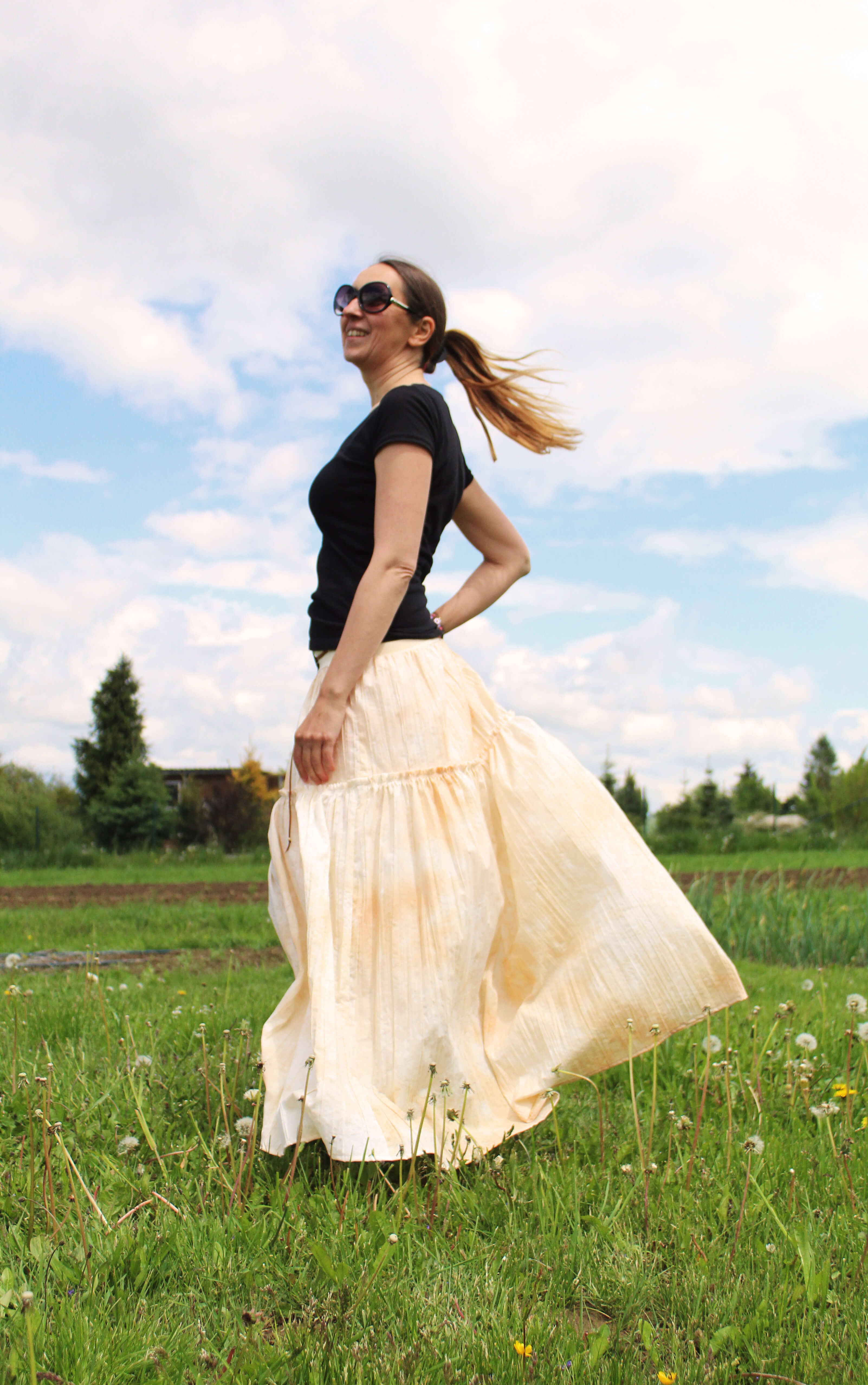 Krešovaná smotanová volánová sukňa