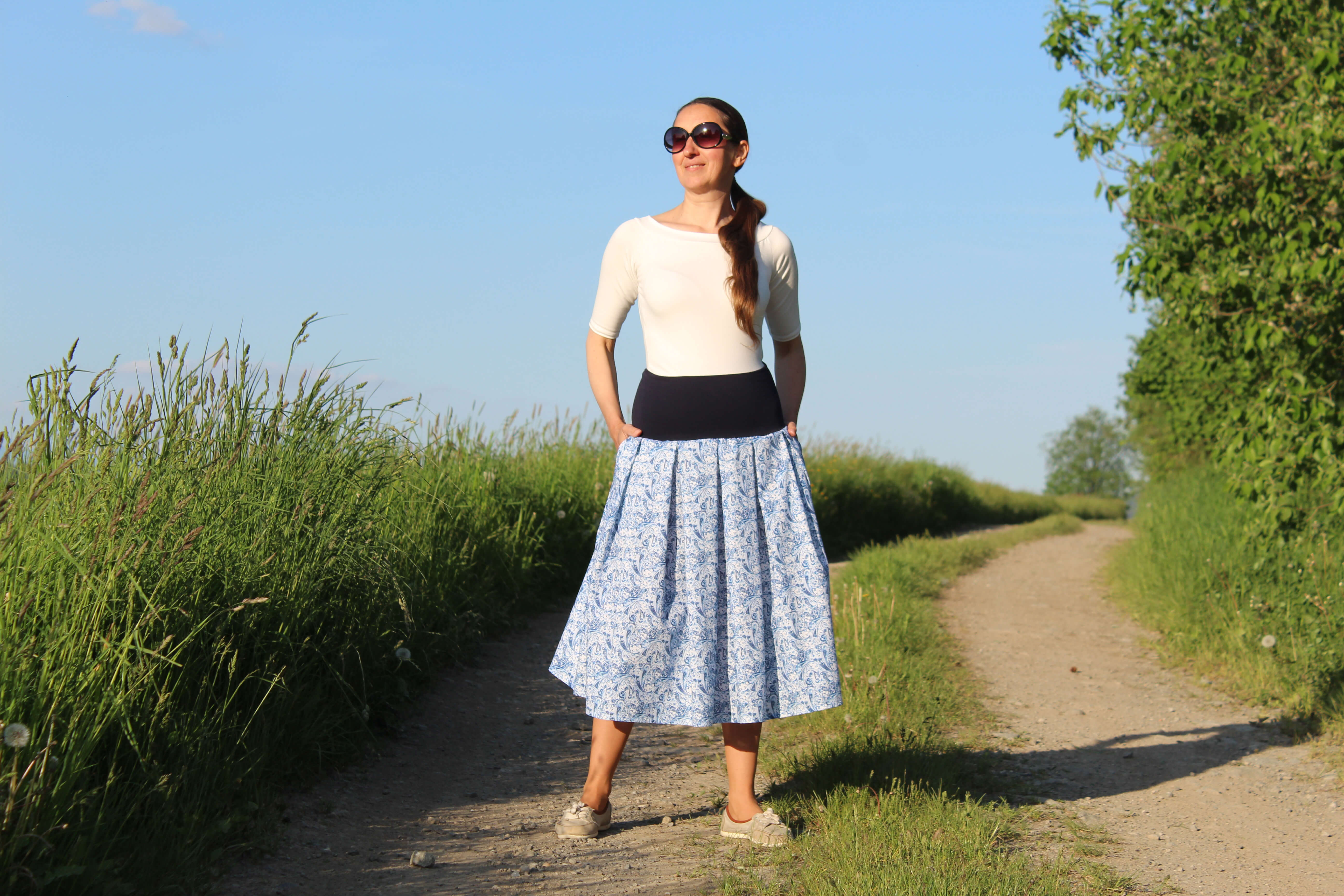 Bavlnená skladaná sukňa modré paisley