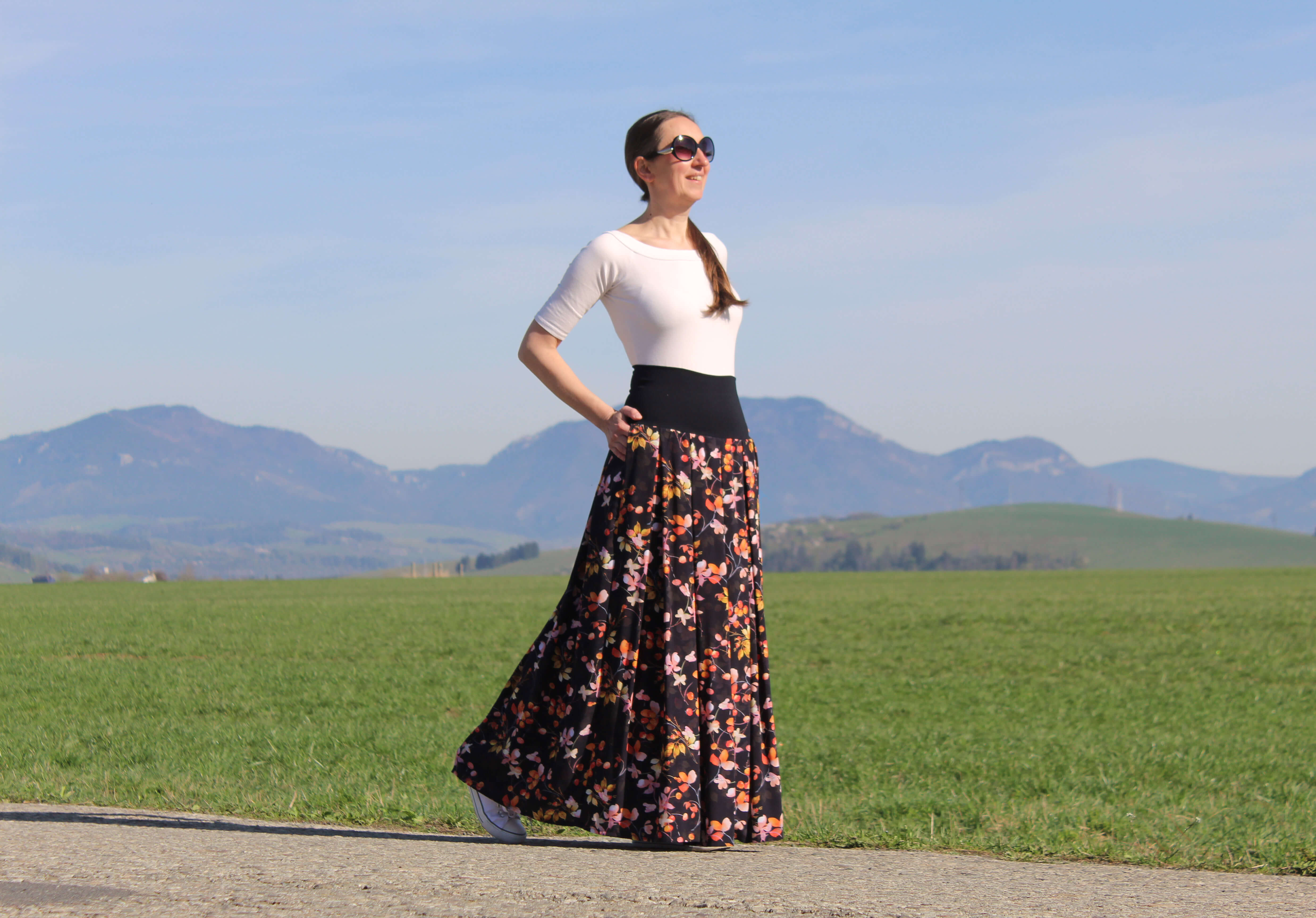 Viskózová sukňa čierno-oranžovo-žltá