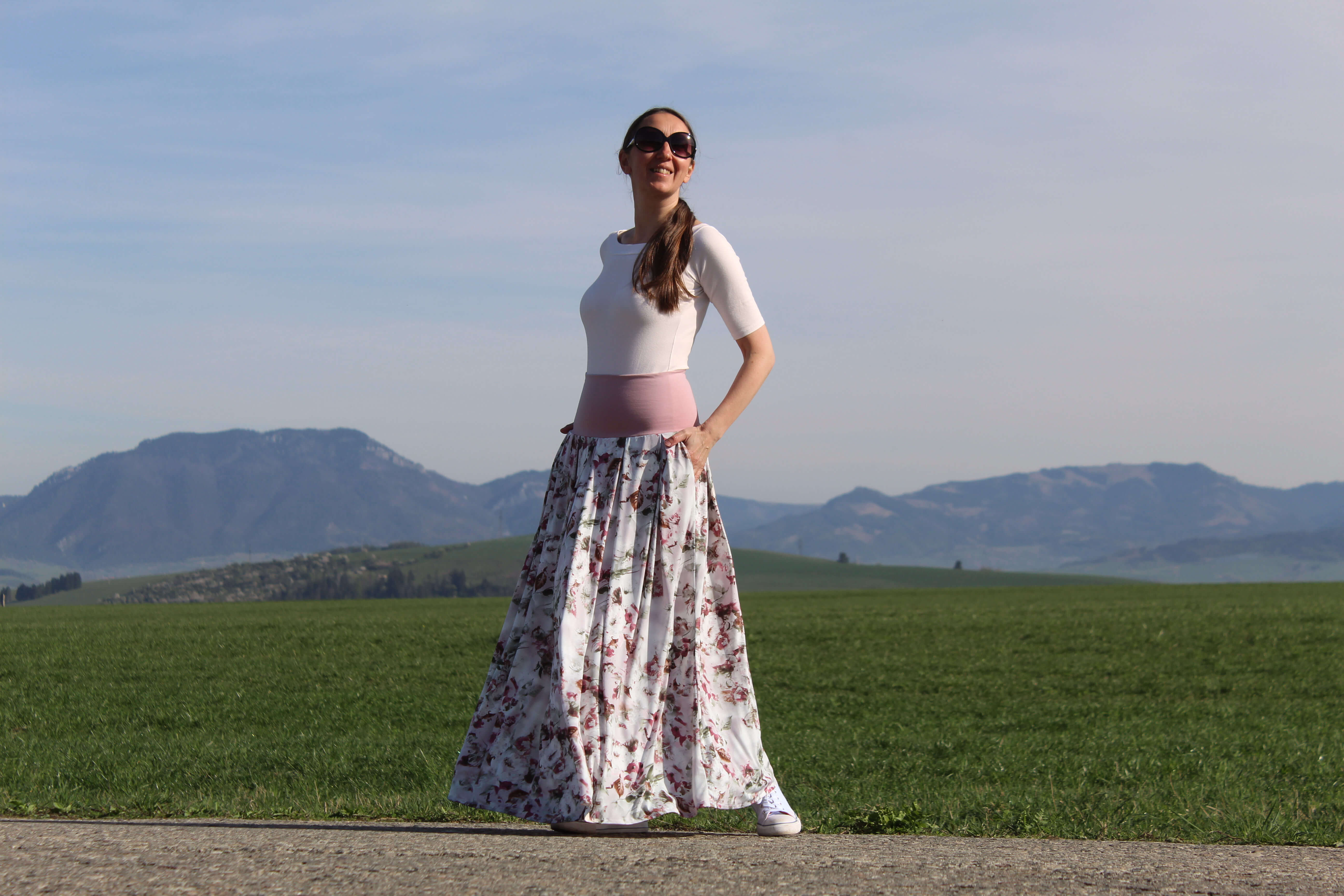 Úpletová skladaná sukňa s kvetinami