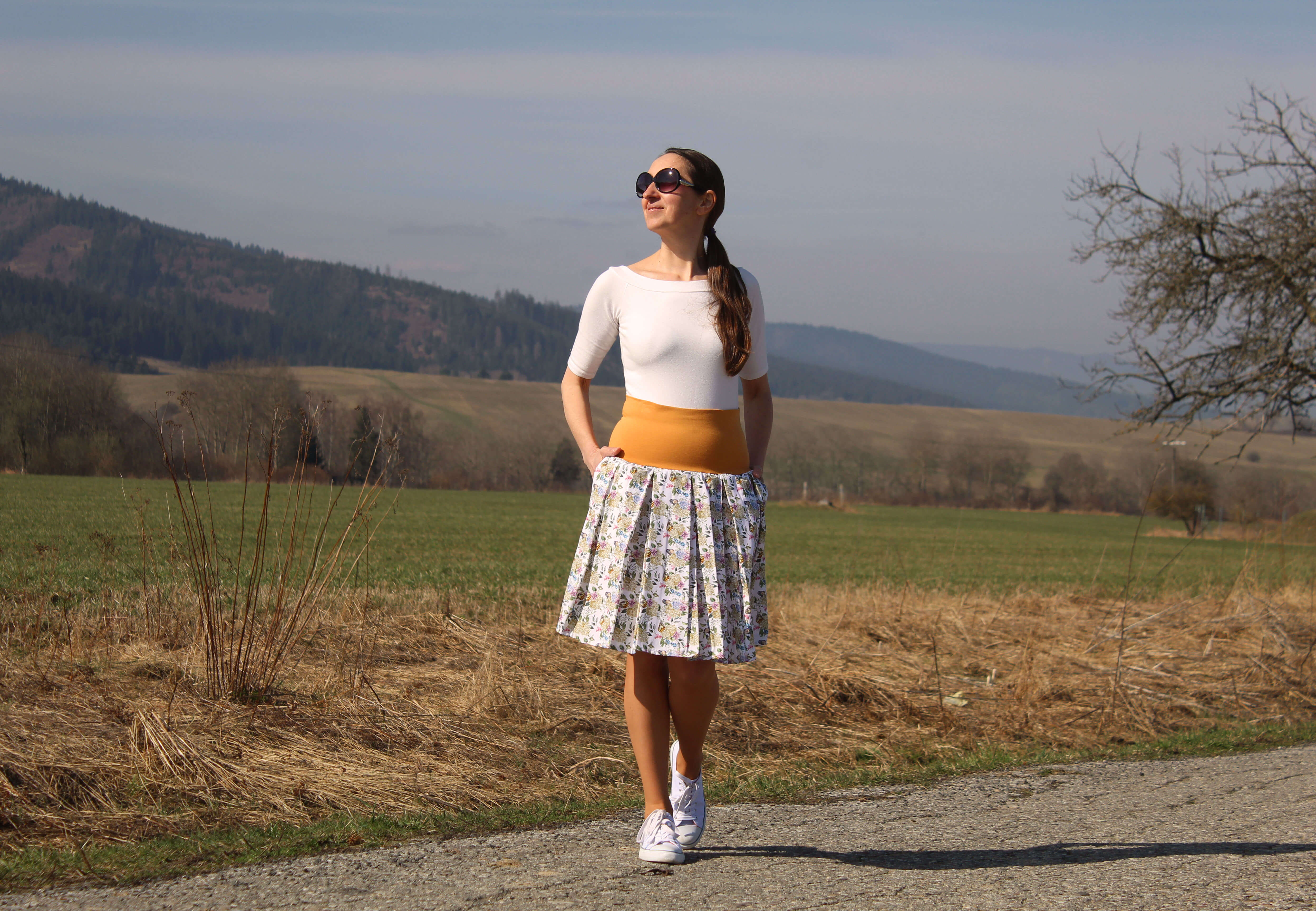 Krátka bavlnená skladaná sukňa bielo-horčicová s hortenziami