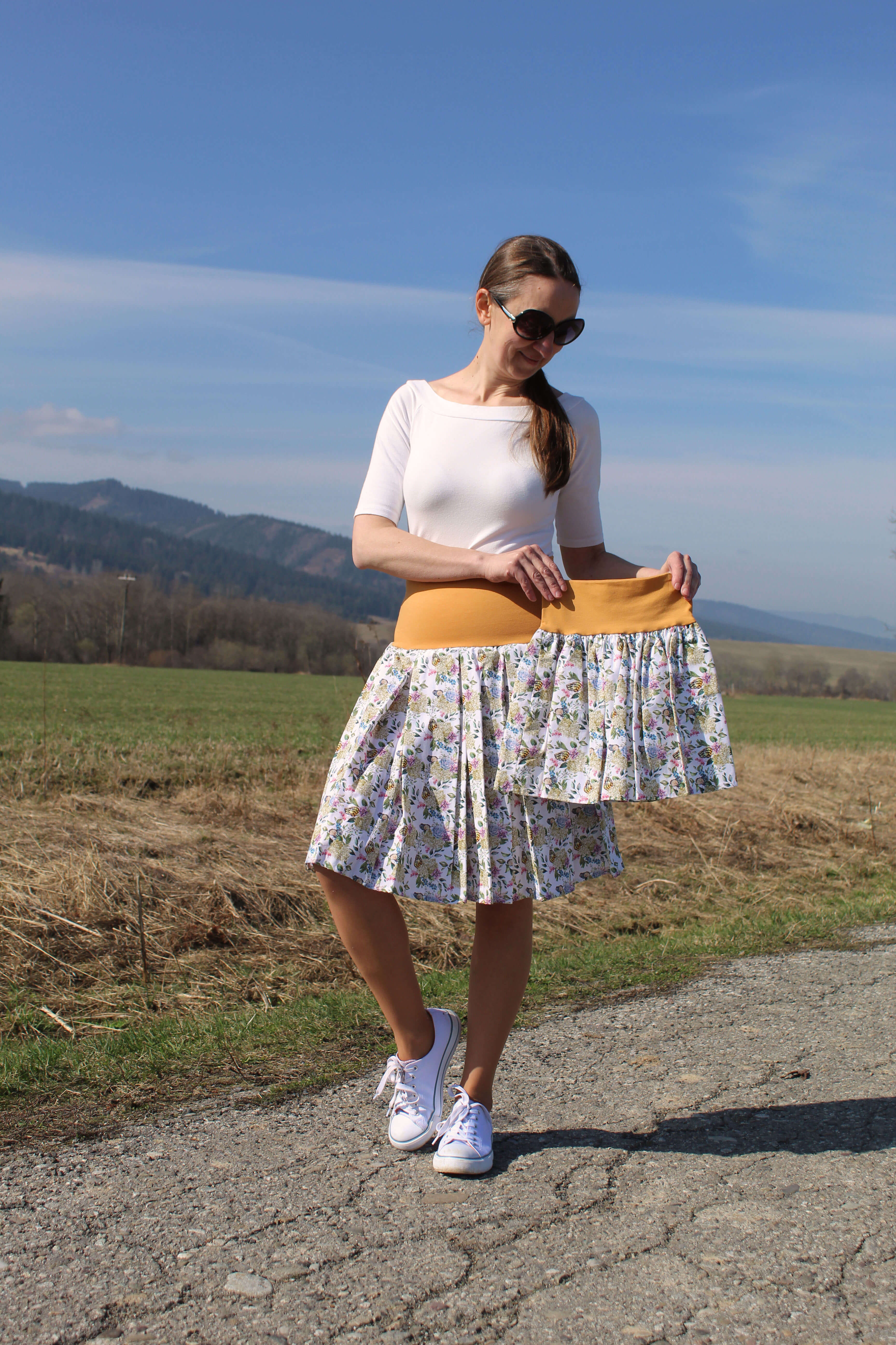 Mama a dcéra bielo-horčicová s hortenziami