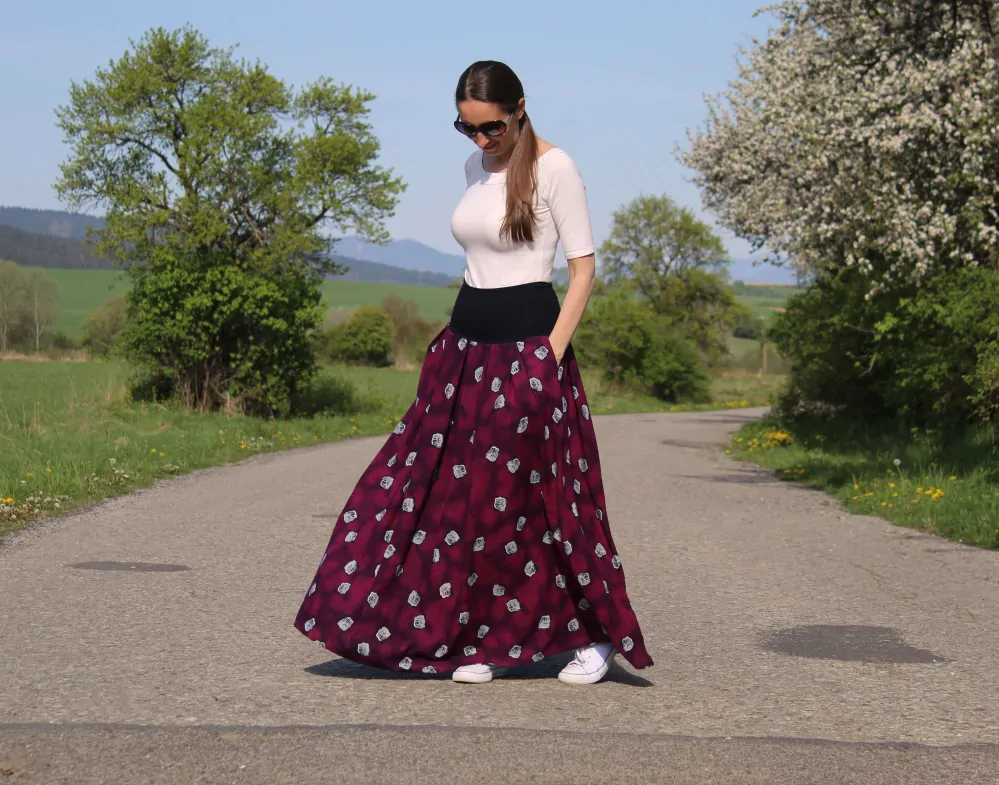 Viskózová sukňa fialová s čiernymi lístkami