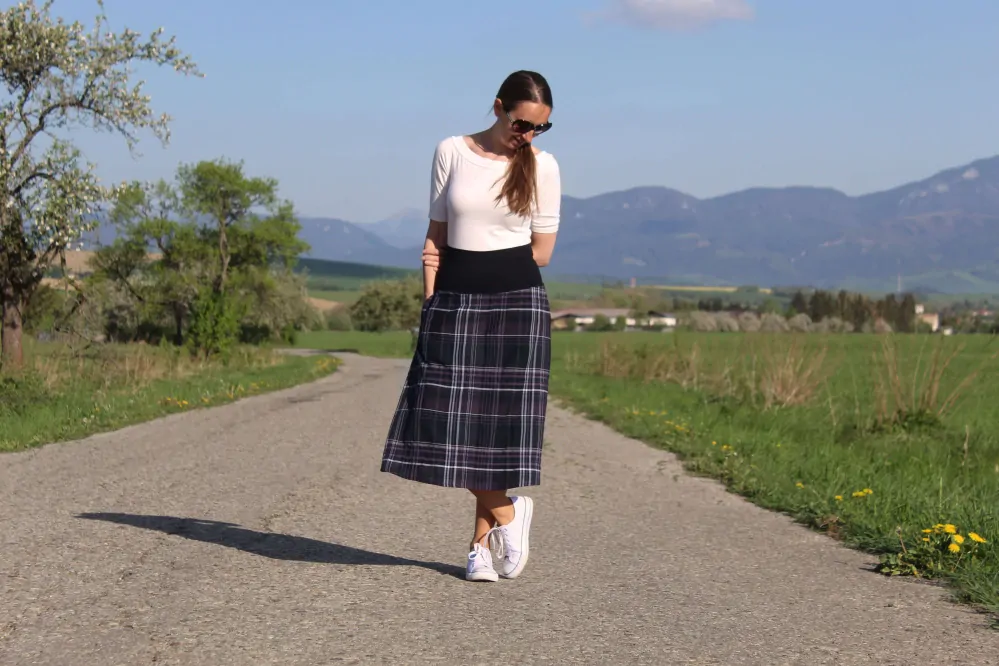 Trojštvrťová károvaná sukňa