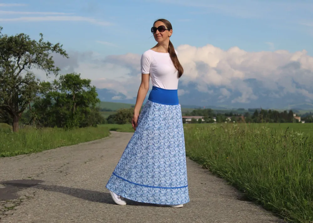 Dlhá bavlnená sukňa biela s modrým paisley a krajkou