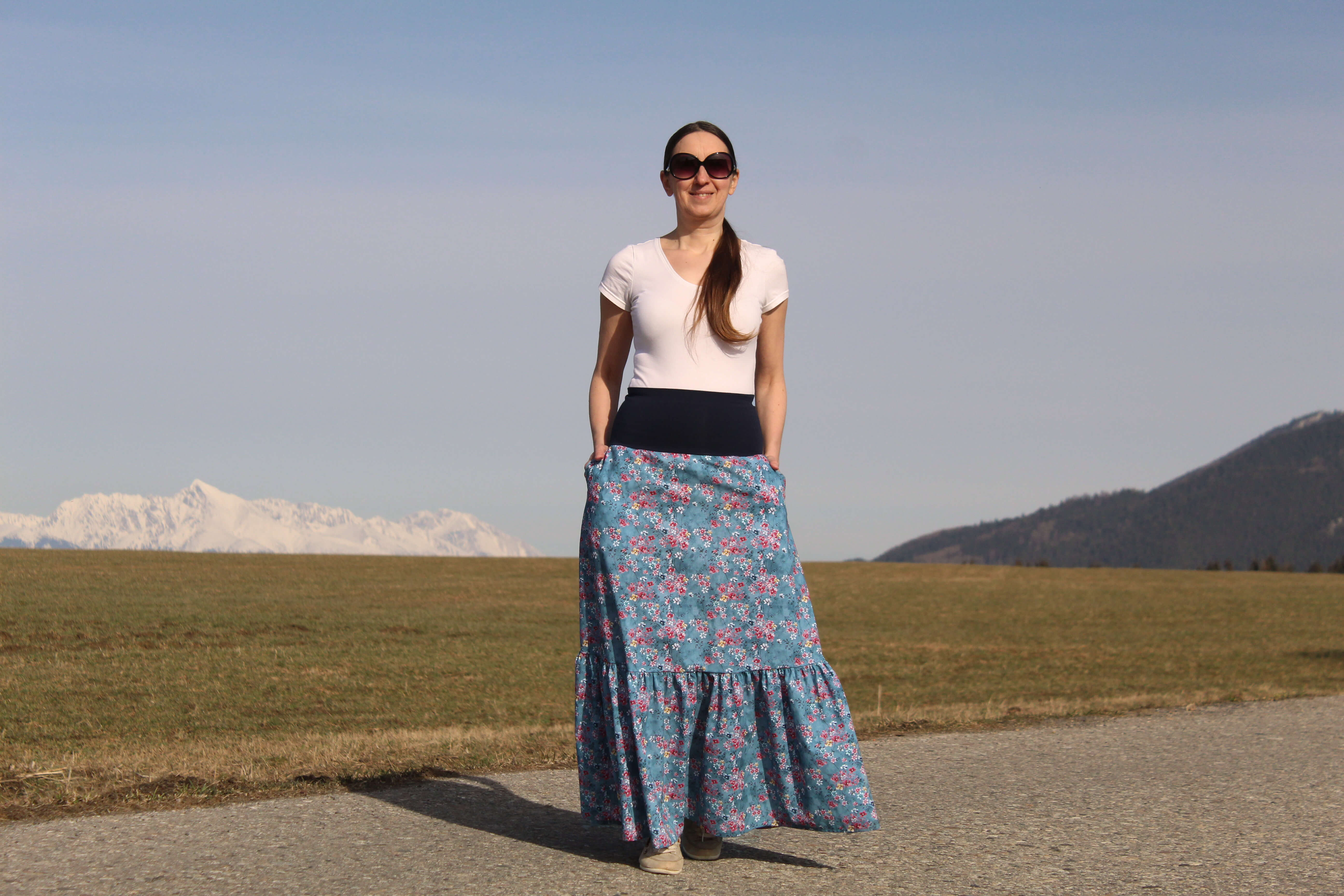 Bavlnená sukňa modrá s kvietkami