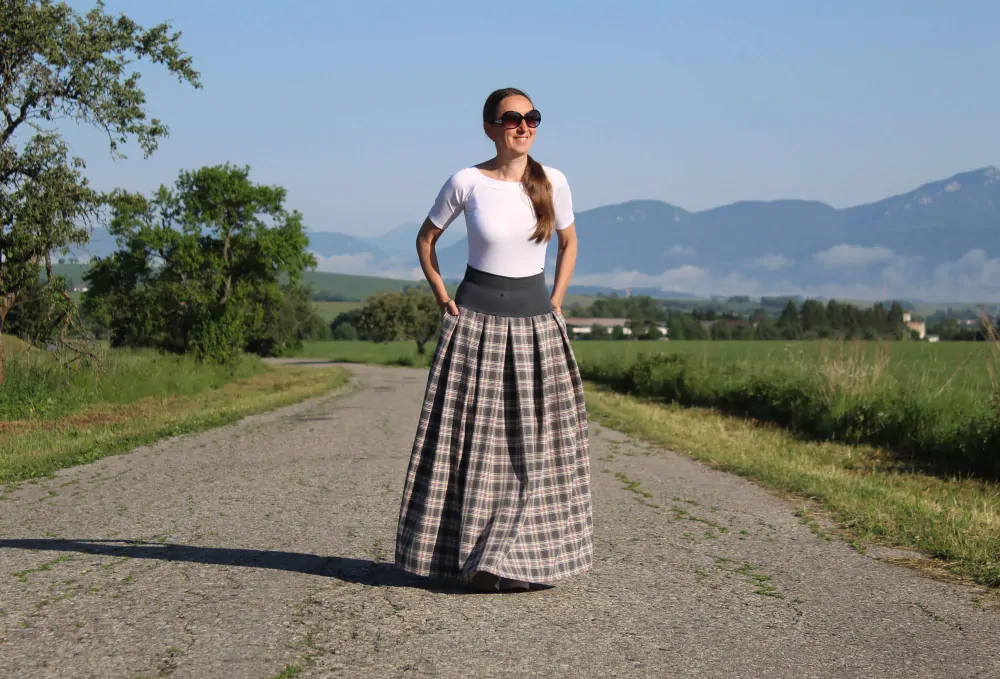 Dlhá skladaná károvaná sukňa šedo-žltá