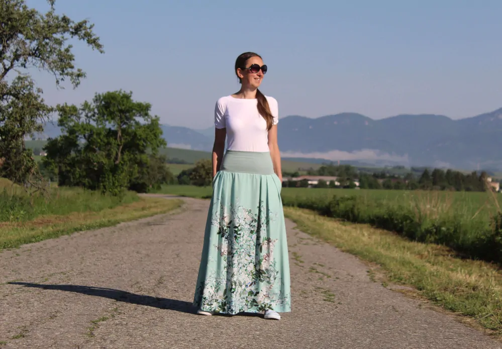 Úpletová sukňa mentolova s bielymi kvetmi