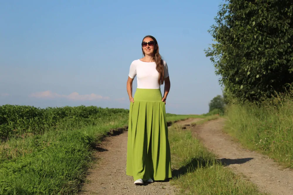 Dlhá jasnozelená skladaná sukňa