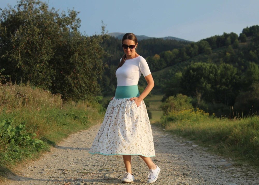 Trojštvrťová bielo-hnedo-mentolová mušelínová sukňa