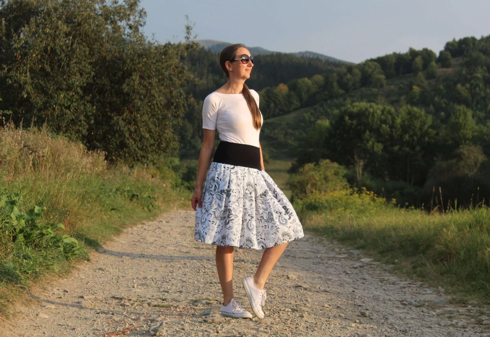 Krátka čierno-biela folklórna sukňa