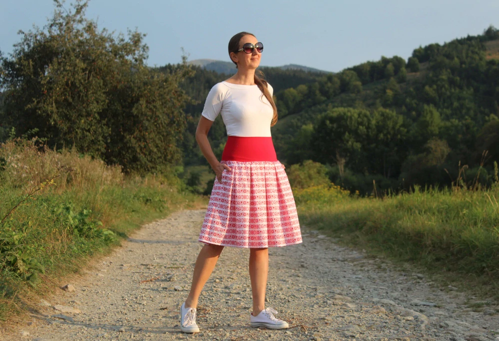 Krátka červeno-biela folklórna sukňa