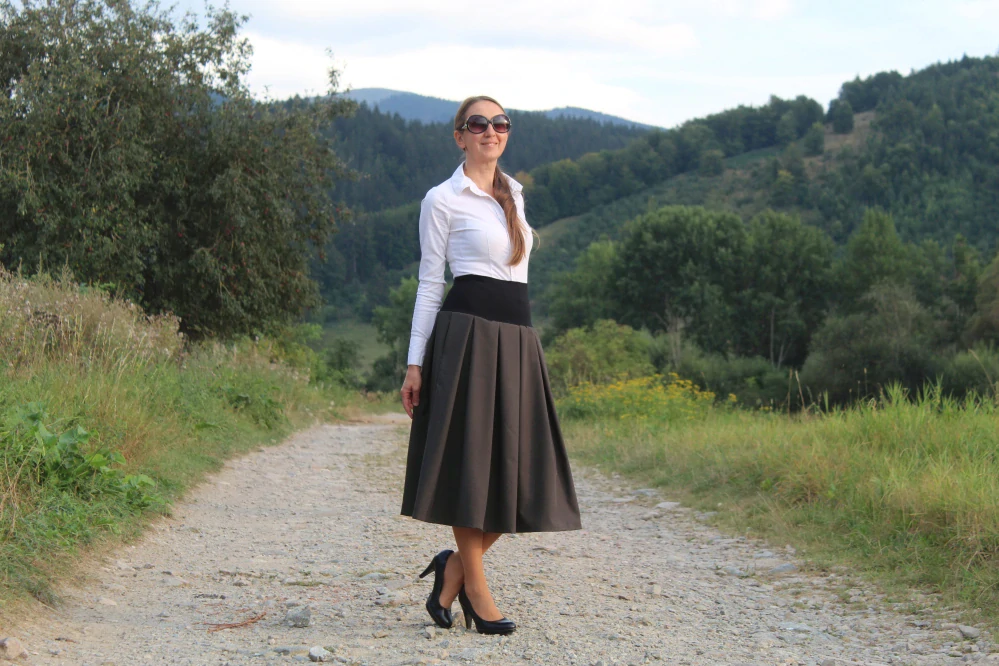 Trojštvrťová šedozelená skladaná sukňa