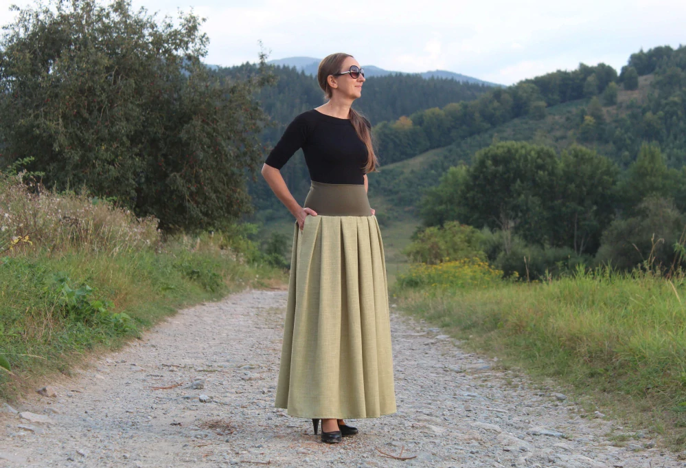 Dlhá svetlozelená skladaná sukňa