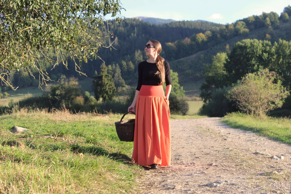 Dlhá oranžová skladaná sukňa