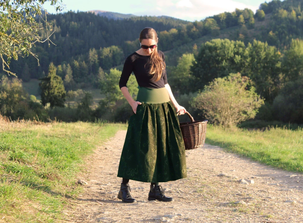 Zelená sukňa s vyšívanými kvetmi