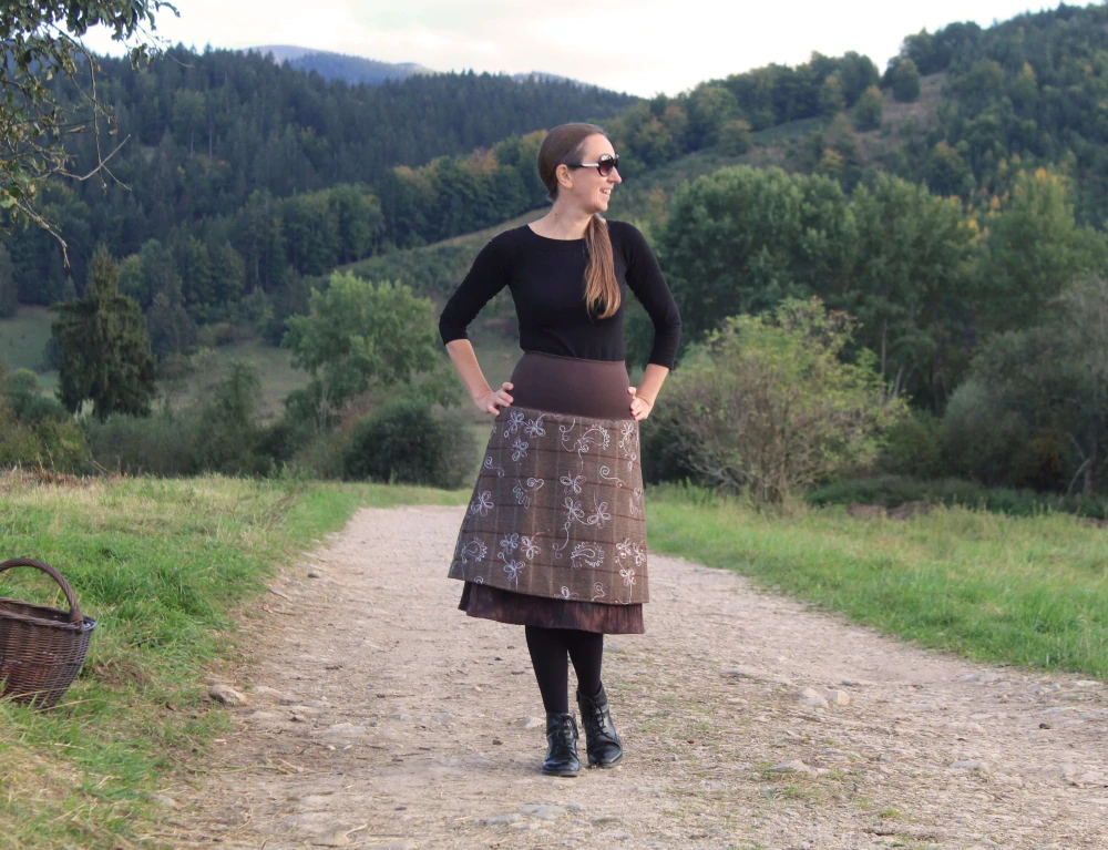 Hnedá dvojvrstvová sukňa s vyšívanými kvetmi