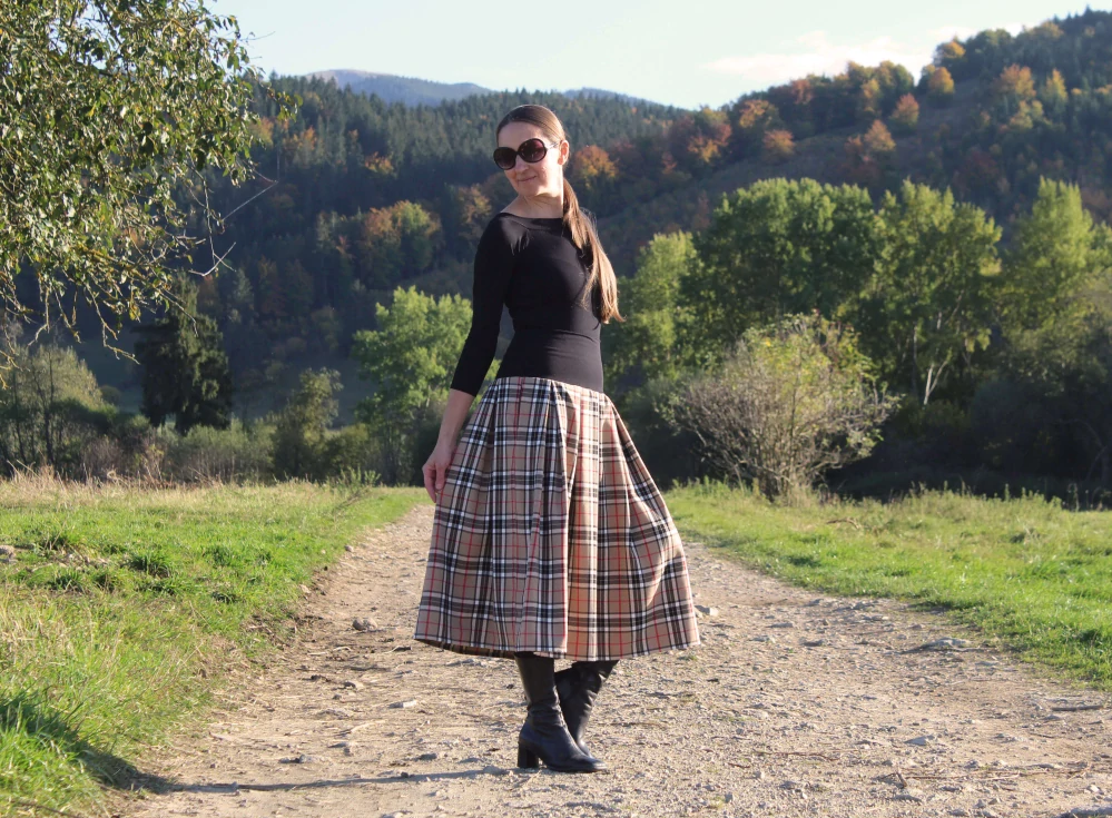 Trojštvrťová sukňa béžová károvaná