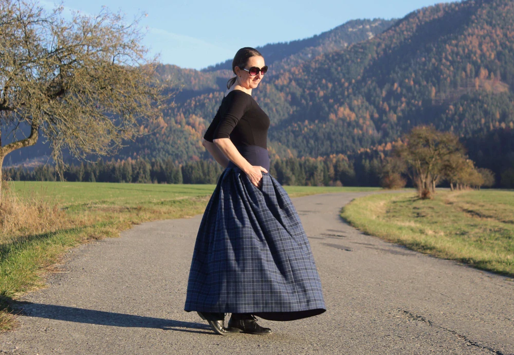 Dlhá sukňa "svetlo-tmavomodrá" károvaná