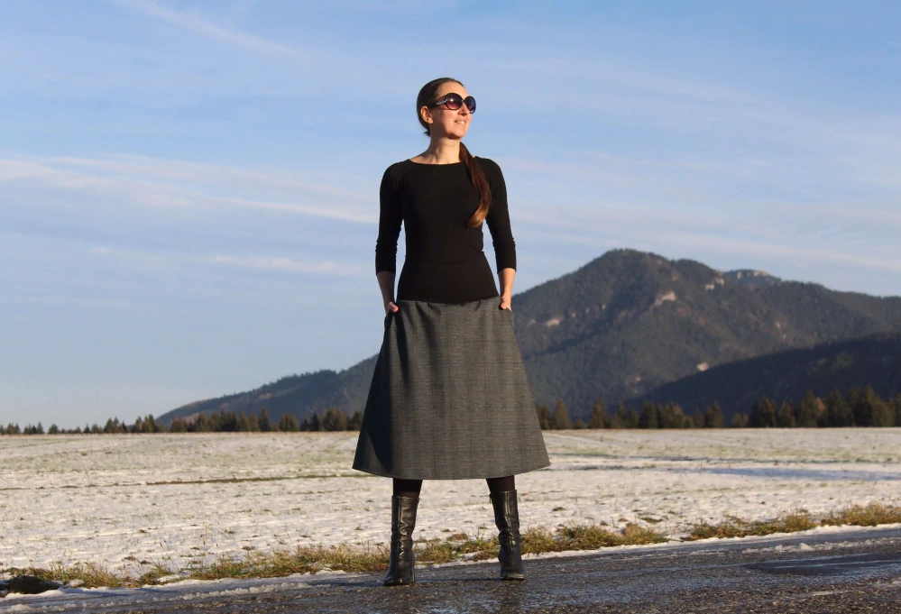 Trojštvrťová sukňa šedo-čierne káro